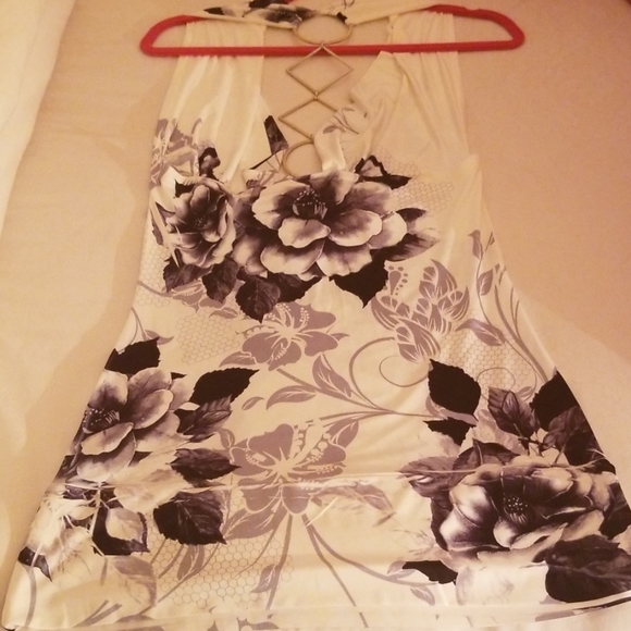 Super sexy size 6 mini black n whidress - Picture 4 of 6